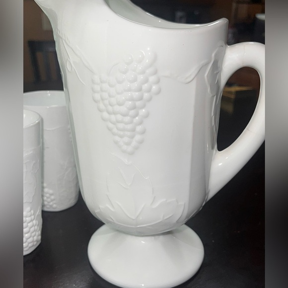 Vintage Colony Indiana Harvest Grape & Leaf Milk Glass Pitcher + 6 cups - Picture 2 of 5